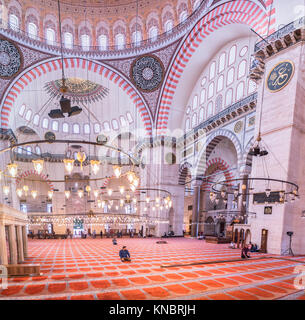 Turco non identificato uomini musulmani in preghiera nella Moschea Suleymaniye,decorate con elementi islamici e progettato dall' architetto ottomano Sinan.Istanbul, Turchia. Foto Stock