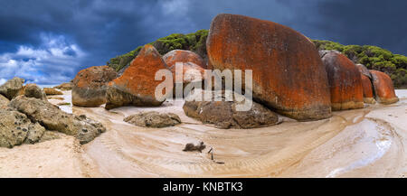 Giganteschi massi sulla spiaggia stridulo, Wilsons Promontory National Park, Victoria, Australia Foto Stock