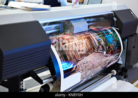 Grande plotter di laminazione nel lavoro Foto Stock