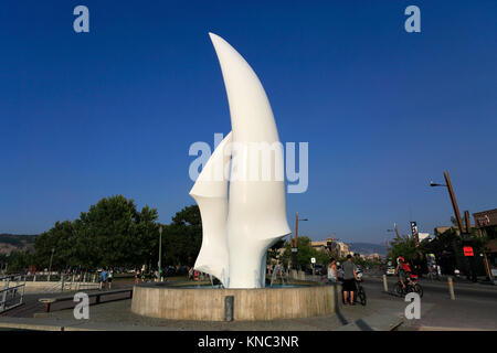 Lo spirito della vela scultura, parco cittadino di Kelowna Città, Lago Okanagan, British Columbia, Canada. Foto Stock