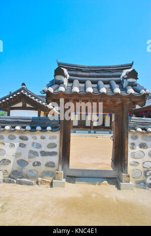 Il coreano temple gate laterale che conduce al tempio principale cortile. Prese a Seul, in Corea. Foto Stock