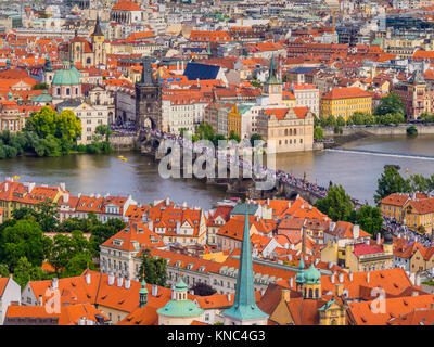 Vista panoramica della vecchia e città minore dalla Cattedrale di San Vito, con tetti rossi e Charles Bridge attraverso il fiume Moldava, Praga, Repubblica Ceca Foto Stock