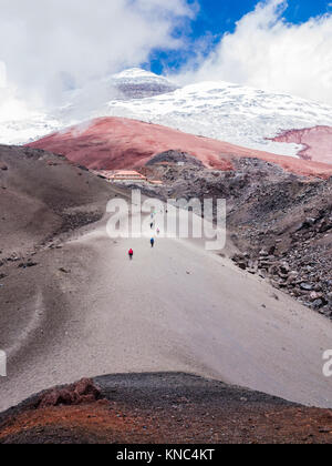 Backpackers scalata del vulcano Cotopaxi lungo un rocce piroclastiche sentiero escursionistico, Ecuador Foto Stock