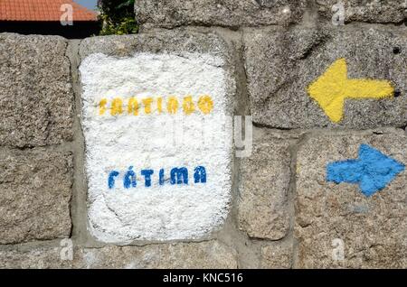 Frecce su una parete che indica i percorsi di pellegrinaggio a Fatima e Sandiago de Compostelo Porto Portogallo Foto Stock