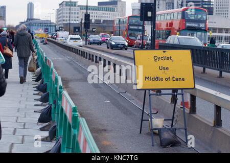 Anti-barriere del veicolo sul marciapiede di Waterloo Bridge installato dopo l attacco terroristico a London Bridge, London, Regno Unito Foto Stock