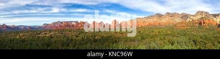 Ampia panoramica vista del paesaggio di lontani Red Rock Mountains e il Deserto Verde dal sommergibile Rock Sentiero escursionistico Sedona in Arizona nel sud-ovest americano Foto Stock