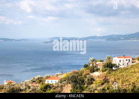 La vista della baia della città di Skopelos sull isola di Skopelos in Grecia Foto Stock