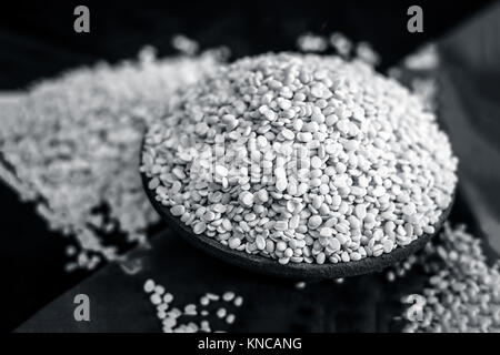 Vigna mungo,murad,Split Black gram, in un vaso di argilla. Foto Stock