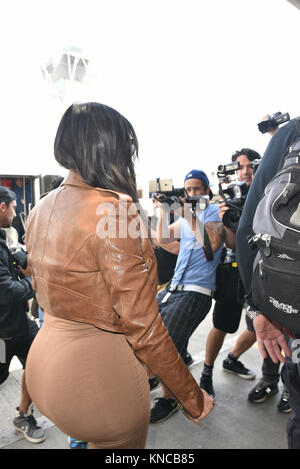 LOS ANGELES, CA - 03 agosto: incinta Kim Kardashian svela il taglio di capelli più corti a LAX il 3 agosto 2015 a Los Angeles, California. Persone: Kim Kardashian Foto Stock