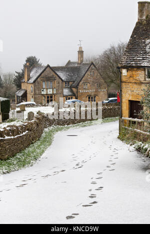 Snowshill arms pub in Snowshill il Villaggio sotto la neve in dicembre. Snowshill, Cotswolds, Gloucestershire, Inghilterra Foto Stock