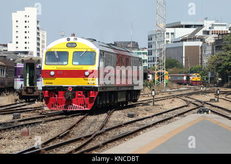 BANGKOK IN THAILANDIA - 1 gennaio 2017 : locomotore il treno alla stazione di Hualampong Foto Stock