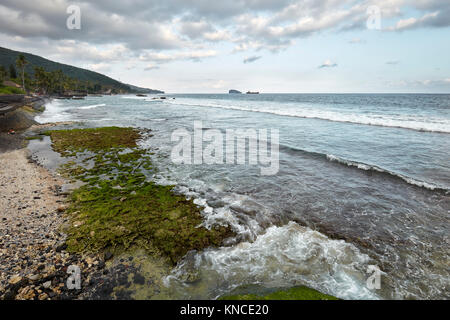 Vista del Amuk Bay nei pressi di Candidasa village. Manggis sottodistretto, Karangasem regency, Bali, Indonesia. Foto Stock