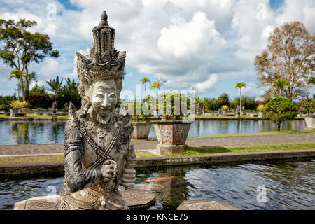 Statua nella Tirta Gangga acqua palace, un ex palazzo reale. Karangasem regency, Bali, Indonesia. Foto Stock