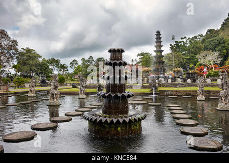 Fontane all'Tirta Gangga acqua palace, un ex palazzo reale. Karangasem regency, Bali, Indonesia. Foto Stock