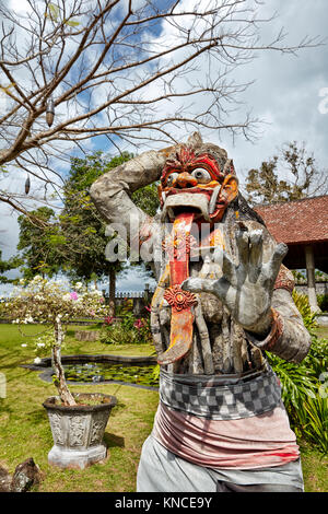 Statua di Rangda, il demone regina, nella Tirta Gangga palazzo d'acqua. Karangasem regency, Bali, Indonesia. Foto Stock