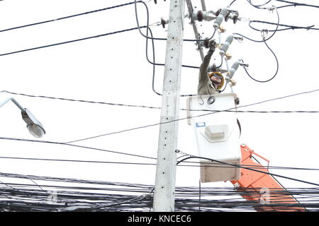 NONTHABURI, Tailandia - 29 Aprile 2017: Elettricista installazione di alta potenza in cavi elettrici per far fronte al crescente consumo di energia delle persone in th Foto Stock