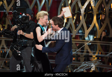 HOLLYWOOD, CA - febbraio 22: Eddie Redmayne sul palco durante il 87th annuale di Academy Awards in Dolby teatro di Febbraio 22, 2015 a Hollywood, in California. Persone: Eddie Redmayne Foto Stock