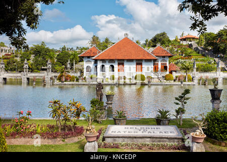 Il GILI Balla, edificio principale dell'acqua Ujung Palace (Taman Ujung), noto anche come Parco Sukasada. Karangasem Regency, Bali, Indonesia. Foto Stock