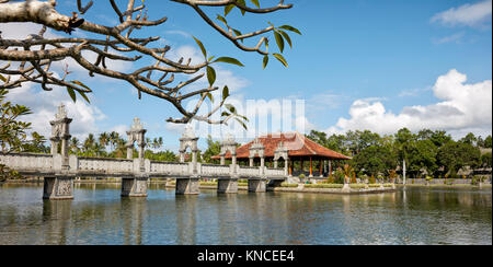 Ponte pedonale e padiglione di riposo nell'acqua Ujung Palace (Taman Ujung), noto anche come Parco Sukasada. Karangasem Regency, Bali, Indonesia. Foto Stock