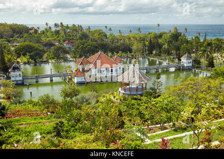 Gili Balla, edificio principale dell'acqua Ujung Palace (Taman Ujung), circondato da acqua e giardini paesaggistici. Karangasem Regency, Bali, Indonesia. Foto Stock