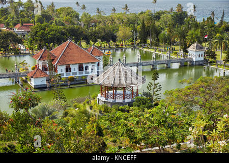 Gili Balla, edificio principale dell'acqua Ujung Palace (Taman Ujung), circondato da acqua e giardini paesaggistici. Karangasem Regency, Bali, Indonesia. Foto Stock