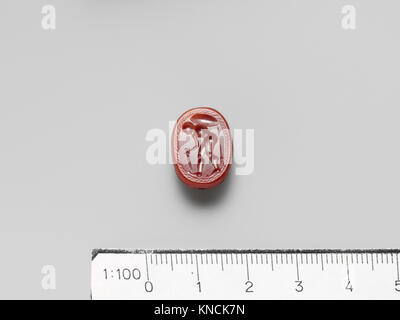 Questo scarabeo carneliano, del III secolo a.C., illustra il disegno etrusco, misura 1,6 cm, ed è parte della collezione MET, donata da Rupert L. Joseph. Foto Stock