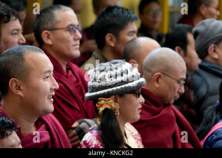 I monaci buddisti a Sua Santità il Dalai Lama tempio principale in McLeod Ganj, India Foto Stock