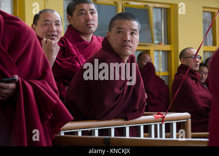 I monaci buddisti a Sua Santità il Dalai Lama tempio principale in McLeod Ganj, India Foto Stock