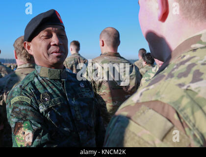 Membri del Philippine National Police partecipare ad una operazione di volo durante la settimana di Mentone a base comune Lewis-Mccorda, Wa., 6 dicembre 2017. Menton settimana costruisce esprit de corps tra forze di partnership, questo anno 1SFG (A) ospita il Philippine National Police speciale forza di azione e la Canadian Special Operations reggimento. Foto Stock