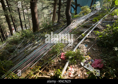 Ampia rete di overground tubazioni di acqua la fornitura di acqua a diverse proprietà in Mcleod Ganj, India Foto Stock