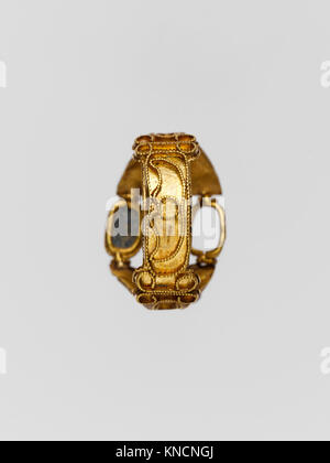 Anello d'oro- 3 riquadro delle impostazioni sul frontalino e cloisons sui lati incontrato DP147602 243484 Foto Stock