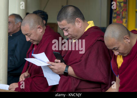 I monaci buddisti a Sua Santità il Dalai Lama tempio principale in McLeod Ganj, India Foto Stock