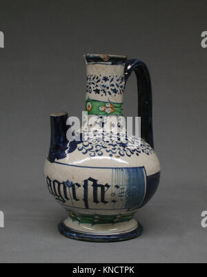 Ewer incontrato LC-84 2 13-002 186687 eventualmente italiano, Venezia, Ewer, XVI secolo, Maiolica (stagno-terracotta invetriata), globale (conferma): 8 11/16 x 5 3/4 x 5 15/16 in. (22.1 x 14.6 x 15.1 cm). Il Metropolitan Museum of Art di New York. Acquisto, 1884 (84.2.13) Foto Stock