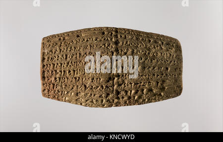 Questo cilindro cuneiforme, inciso da Nabucodonosor II, registra la costruzione delle mura esterne della città di Babilonia e fornisce informazioni sull'architettura e la storia mesopotamiche. Foto Stock