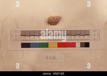 Questo frammento di un manufatto non identificato mostra elementi decorativi e funzionali, illustrando il design e l'artigianato del suo periodo e conservato in una collezione museale. Foto Stock