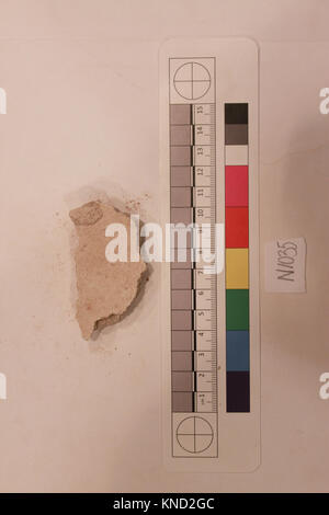 Questo frammento di un oggetto non identificato nella collezione MET conserva i dettagli del materiale e del design, riflettendo il contesto storico e culturale nonostante le informazioni incomplete. Foto Stock