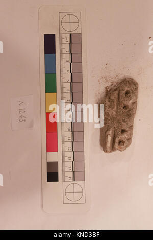 Questo frammento è un artefatto non identificato nella collezione MET, che rappresenta materiale storico con minimi dettagli documentati. Foto Stock