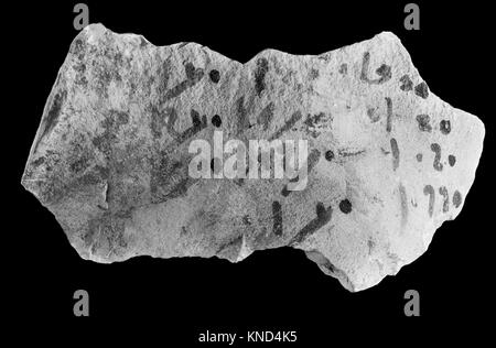 Ieratico ostracon con tre colonne di iscrizione incontrato bb26.3.168 558555 Foto Stock