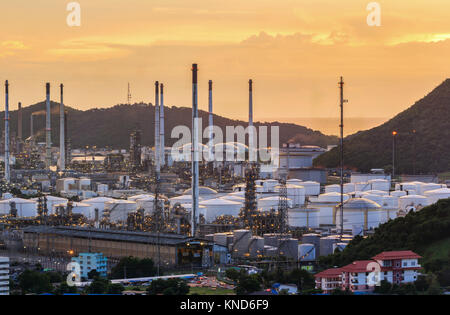 Impianto di raffineria e serbatoio di accumulo di olio di una industria petrolchimica di notte Foto Stock