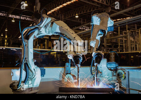 Robot di saldatura è testare la saldatura in fabbrica Foto Stock