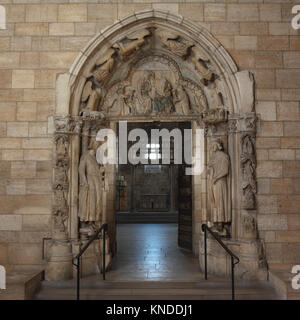 Porta da Moutiers-Saint-Jean incontrato DP102891 470313 Foto Stock