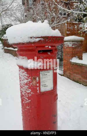 Red Royal Mail postbox ricoperta di neve Foto Stock