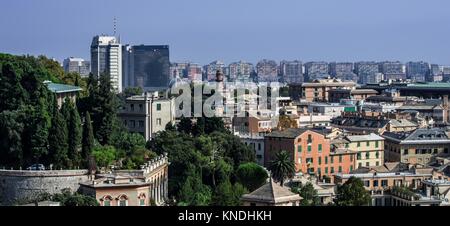 Vista sopra i tetti della città dalla terrazza panoramica di Genova, Italia Foto Stock