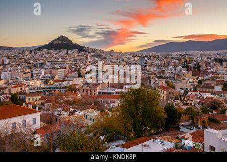 Vista della collina di Lycabettus Anafiotika dal quartiere del centro storico di Atene, Grecia. Foto Stock