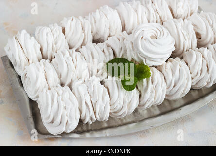 Apple marshmallows in una ciotola di metallo su uno sfondo luminoso Foto Stock