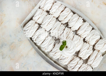 Apple marshmallows in una ciotola di metallo su uno sfondo luminoso Foto Stock