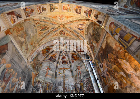 Italia Friuli S.Daniele del Friuli chiesa di Sant'Antonio Abate. Ciclo di affreschi del XV secolo da Pellegrino da San Daniele. Abside con scene della grande Crocifissione, nella metà del pannello di cunei nelle figure della benedizione di Cristo e i quattro Evangelisti e la volta del presbiterio. Foto Stock