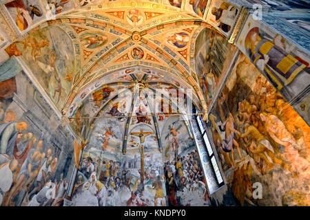 Italia Friuli S.Daniele del Friuli chiesa di Sant'Antonio Abate. Ciclo di affreschi del XV secolo da Pellegrino da San Daniele. Abside con scene della grande Crocifissione, nella metà del pannello di cunei nelle figure della benedizione di Cristo e i quattro Evangelisti e la volta del presbiterio. Foto Stock