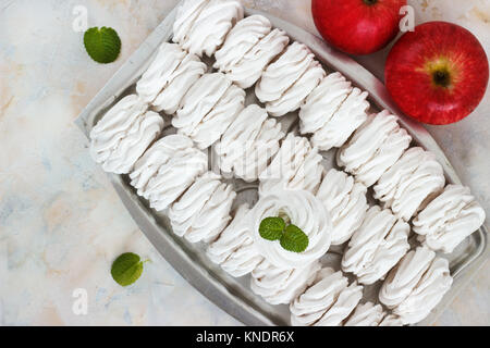 Apple marshmallows in una ciotola di metallo su uno sfondo luminoso Foto Stock