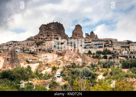 Vista su Uchisar vicino a Goreme in Cappadocia, Turchia Foto Stock